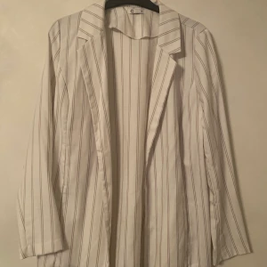 Mjuk kavaj  - Ej använd kavaj. Bara hängt i garderob. Mjuk och strech i materialet. Köpt från Cubus