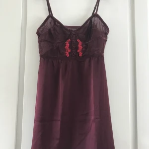 Satin klänning  - Sååå vacker satinklänning i typ underklädes-modell med spets upptill 💓 Från Triumph, helt oanvänd och ny (pga den passade inte mig 😭) Typ en storlek M skulle jag säga, lite stretch runt bysten iaf, men är snygg löst sittande också 😍😍 Så himla cool!!