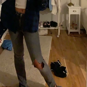 Gråa jeans - Säljer mina skitsnygga jeans med slits från zara köpt i somras. Strl 36 men passar 34 också!