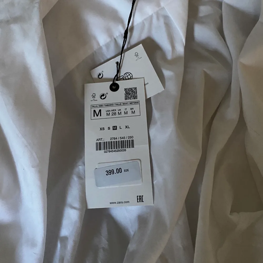 Säljer vit skjorta från Zara i storlek M! Aldrig använd då jag köpte två storlekar, prislapp sitter kvar! Köptes för 399 kr! Buda i kommentarerna! Startbud: 150 kr (frakt inkluderat i priset) . Skjortor.
