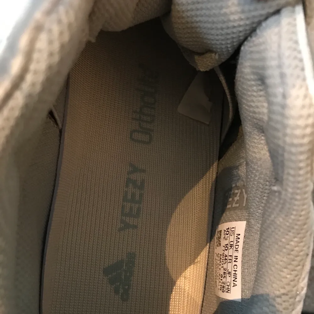 Yeezy Boost 700 i storlek 44,5. Original förpackning. Snygga o trendiga. De senaste Yeezy skor som finns. . Skor.