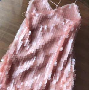 Zara dress - I bought this dress just for one party and it’s in a perfect condition. It’s quite heavy I must say, looks super good on a tall body because of all these details. No offence here, just my friendly tip cause I’m quite short and had to wear super super high heels with this one 😂 but it’s very nice, has a nice back as well. The tag says S size but it will go well with M as well and can handle bigger breasts as well. 