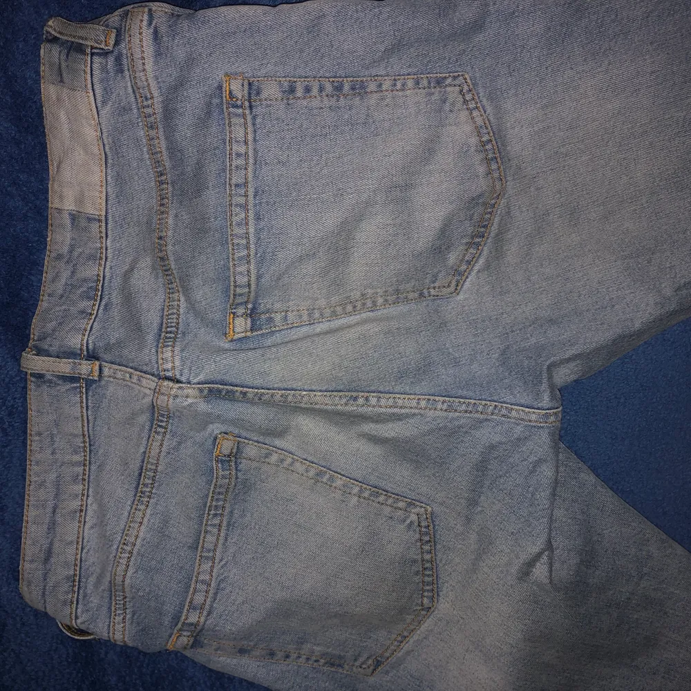 Ljusblåa Karve jeans ca två år gamla, passformen är slim och storleken är W31. Inga hål eller fläckar på, bra skick med andra ord.. Jeans & Byxor.