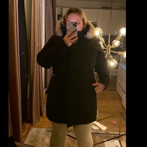 Canada goose Victoria parka  - Säljer min vinterjacka från canada goose storlek XL men passar L. köpt på NK i Stockholm, köpt vintern 2018 och endast använd den vintern. Mycket bra skick. Jackan kostar idag nypris 10.000kr. Jag säljer min för 7000kr vid snabb affär 5500kr skriv gärna om du har frågor. Kvitto,tag och orginalpåsen från nk finns kvar  