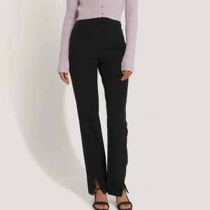 Kostymbyxor med slits - Kostymbyxor från NAKD i strl 36. Bra skick. Första till kvarn. (Lånad bild) Köparen står för frakten om den inte är möjligt att mötas upp. Nypris 400kr