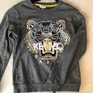 Kenzo - Säljer min Kenzo tröja pga att jag inte använder den längre. Köpt för ca 1 år sedan på NK i Göteborg. Den är i mycket fint skick då jag bara använt den ett fåtal gånger. Storlek S. BUDA!!💜💜