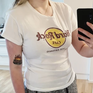 Hard Rock Cafe t-shirt - Storlek Large, men ganska tight. Köpt i USA. Använd men i gott skick. 