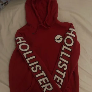 Hollister hoodie  - Jätte fin och cool hoodie från hollister. Inte mycket använd men super bekväm och mysig. 