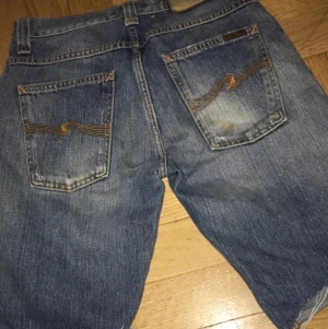 NUDIE JEANS SHORTS / storlek 28/32 - Säljer ett par shorts märke nudie, säljs pga av för små. 100 riksdaler tack!
