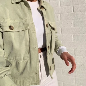 zara jacka - Säljer tyvärr min asfina mintgröna jacka från Zara i storlek XS men de är väldigt stora i storleken så den passar så M på mig som man kan se i bilderna. säljer för 160kr och köparen får stå för frakten själv som är 59kr, jackan var köpt för 400kr🥰💫🌸🌿