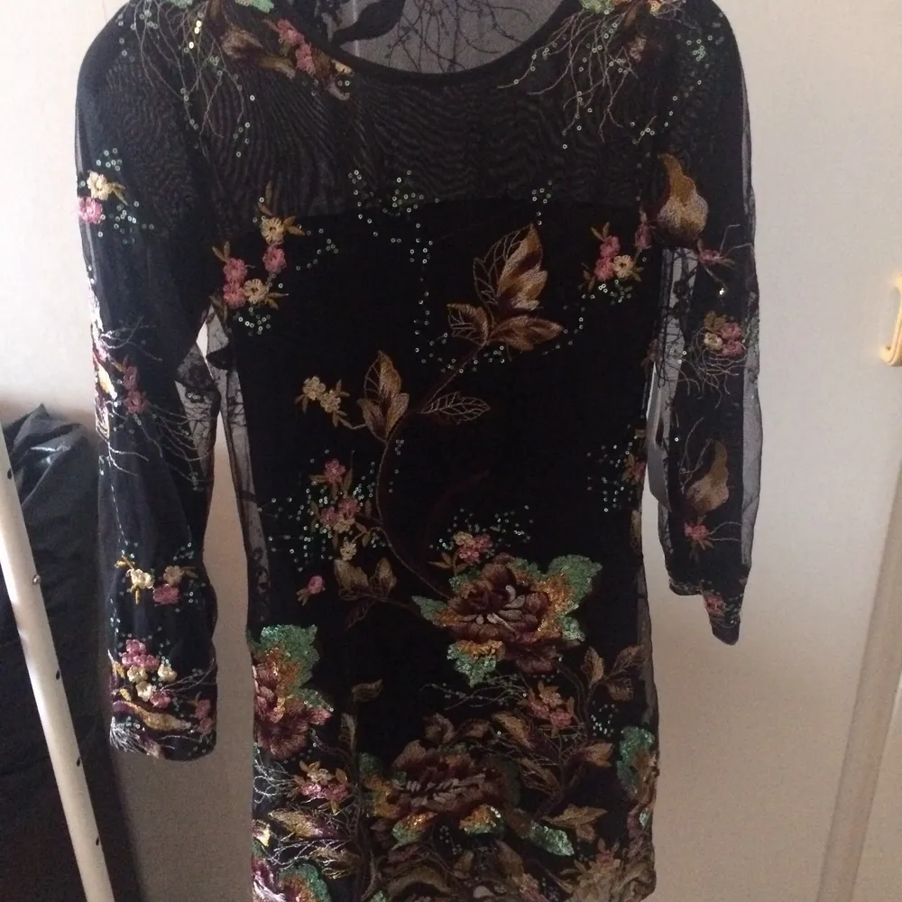 Ny strl small. A-linjeformad klänning med blommönster och paljetter. Superfin på.. Klänningar.
