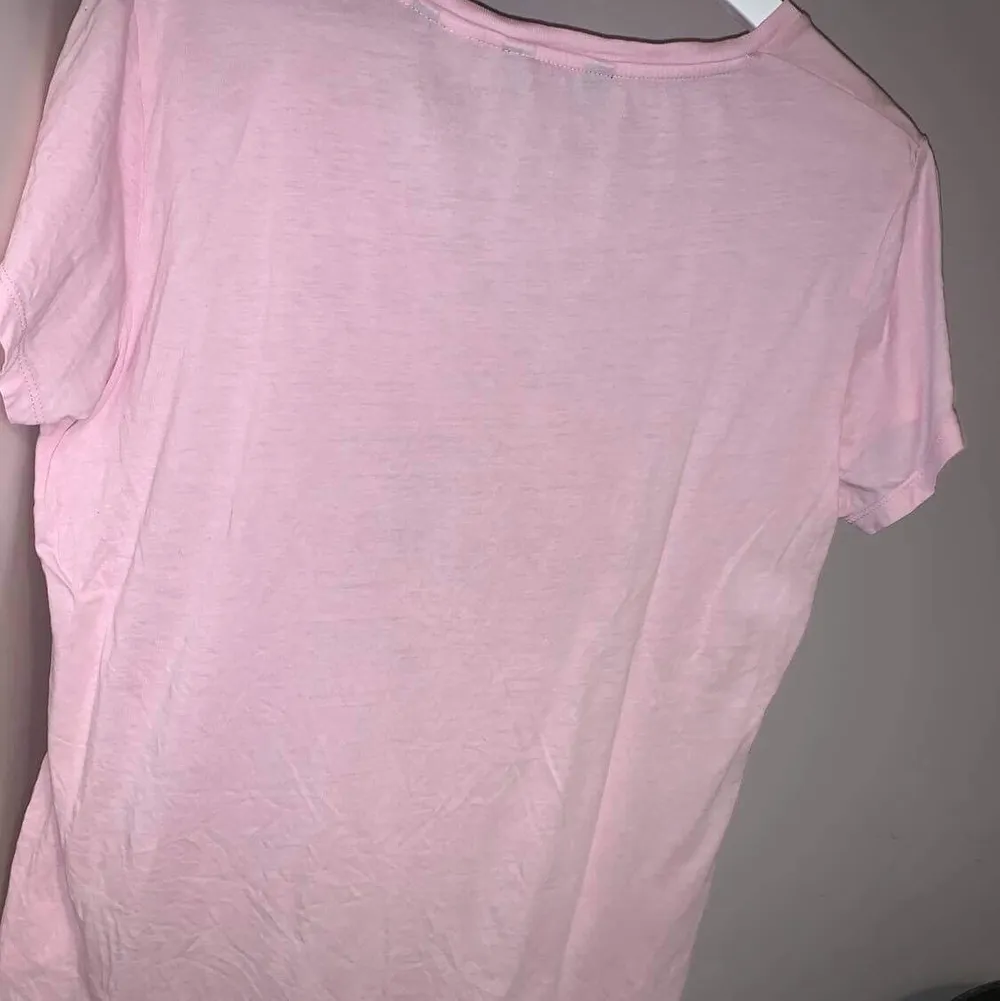 Super fin ljus rosa vanlig gant t-shirt! I bra skick och sparsamt använd, den kommer inte till användning längre och där av säljer jag! Hör av er vid fler frågor, frakten står köparen för! ☺️. T-shirts.