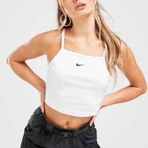 Nike linne/topp - Ett snyggt Nike linne/topp som är använd en gång! Trender just nu och passar till allt. Linnet är i storleken XS, men den är lite större i storleken så passar även S. Kontakta mig om du är intresserad❤️