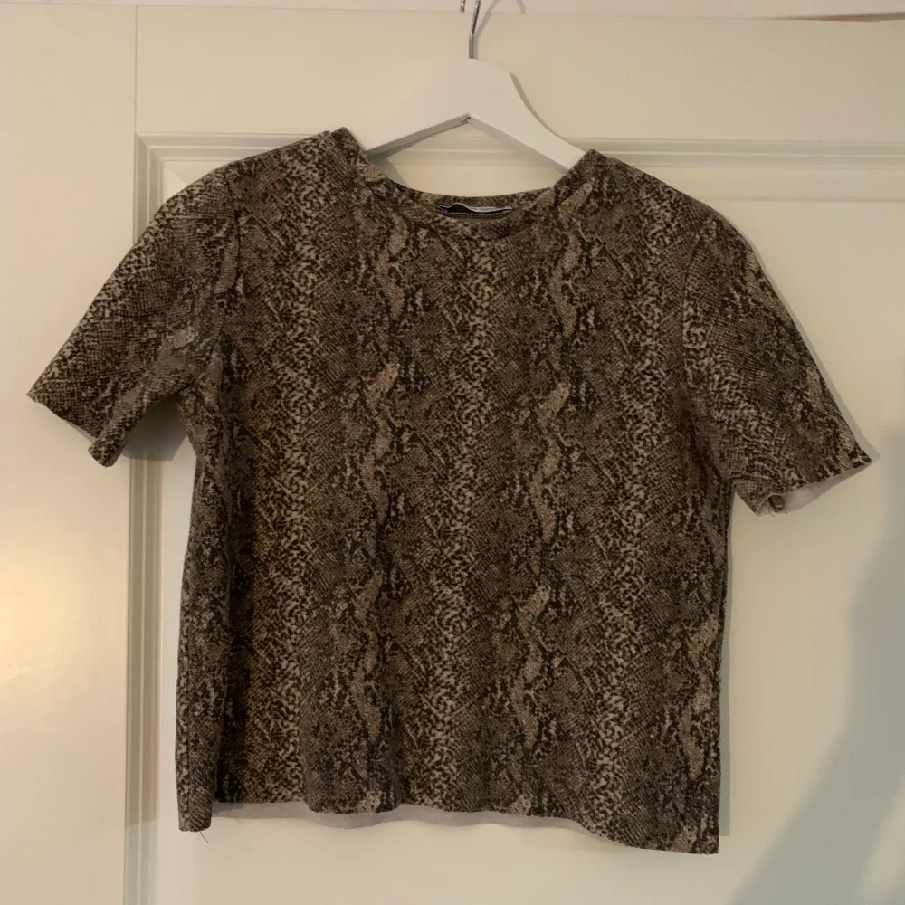 Orm print tröja från Zara. Superfint skick. Säljer då den inte kommer till användning. Kan mötas i Stockholm (annars står köpare för frakt). T-shirts.