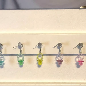 Nappörhängen - Supersöt örhängen med små nappar. Välj 2 färger (eller 2 av samma). Meddela om du har några frågor så svarar jag gärna 😊