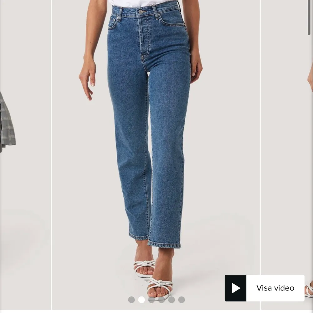 Raka jeans köpta från NAKD. Nypris 499kr säljer för 250, jag betalar frakt Nya, inga defekter eller fläckar. Köpta i våras 😆  Kan gå ner i pris vid snabb affär . Jeans & Byxor.