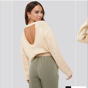 Öppen rygg sweater - Jätte fin stickad tröja med en öppen rygg! Från nakd. (HITTADE TYVÄRR EJ BILD PÅ FÄRGEN MEN DEN JAG SÄLJER ÄR I SVART) 🤍 strl M men känns som en S.