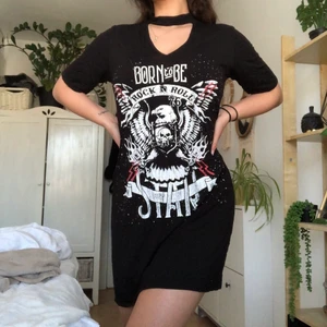 T-shirt dress  - En oversize t-shirt klänning som passar alla storlekar. Använd fåtal gånger - bra skick. 