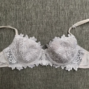 Söt spetsBh - En väldigt fin spets-Bh som tyvärr är fel storlek för mig 🌷 Vintage men knappt använd. Frakt tillkommer