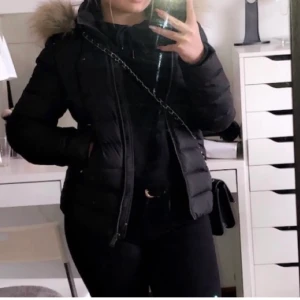 Tommy Hilfiger vinterjacka - En snygg vinterjacka från Tommy Hilfiger. Den är äkta. Den har en snyggpassform. Pälsen är fake. Den är i storlek M men passar mig som är en S. Jag är 1,62. Köparen står för frakten❤️🦋