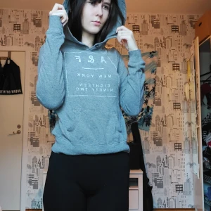 Grå hoodie - Väl använda grå hoodie, inga hål. Lite nopprig. Storlek S