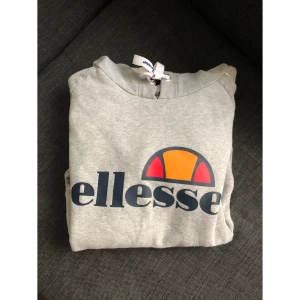 Ellesse hoodie/tröja - Sjukt fin hoodie från ellesse i storlek S, knappt använd. Möts gärna upp i Malmö annars tillkommer frakt 💌
