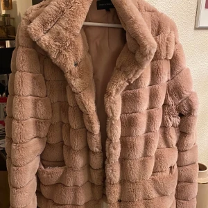 Rosa jacka i fuskpäls - Superfin jacka som nästan aldrig använts. Nypris 799 kr. Storlek L. Vet inte riktigt vad frakten blir men minst 63 kr. 