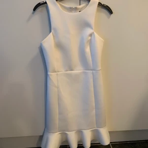 Klänning från TopShop - Vit klänning i bra skick från TopShop. Storlek 36.  Först till kvarn på alla plagg, ingen budgivning. Ange vilket pris du skulle vilja köpa plagget för så kan vi komma överens om ett bra pris där båda blir nöjda. 