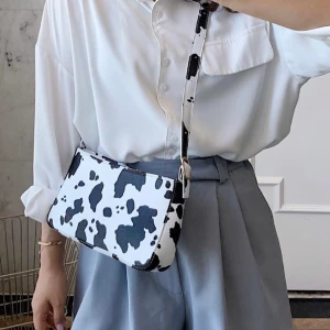 Koväska - Koväska som tyvärr gått sönder men någon händig själ kanske vill ge sig på att försöka laga den. (De bild 3).      20kr plus frakt 