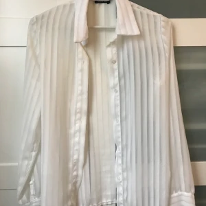 Vit enkel blus - stl S - Enkel plisserad skjortblus från Boohoo. Så fin! Som ny, inget att anmärka på. 