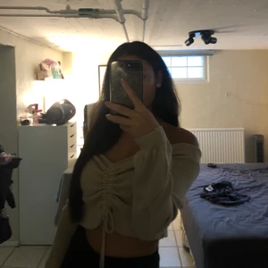 beige knitted croptop - justerbar croptop som går att dra till i mitten. 