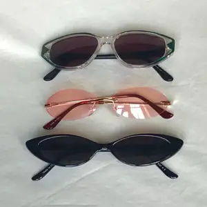 3 par solglasögon jag säljer för 50kr paret✨ frakt ingår ej utan kostar 42kr✨skriv om det finns några frågor✨update: de svarta och rosa är sålda men de översta finns fortfarande kvar✨