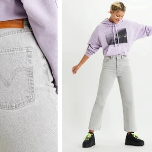 Levi’s ribcage straight ankle jeans (grey) - Ett par helt nya Levis byxor waist:29 lenght:29. Använda endast en gång, insåg att de var lite för stora i midjan för mig... Helt i nyskick och jättesköna! Nypris 1 199 kr men säljer för 850 kr. Kontakta mig för frågor, mer bilder eller diskussion om pris etc. Fraktkostnad står jag för.