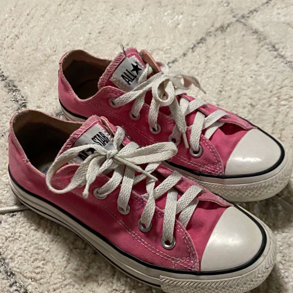 asfeta skor, finns en liten skada på dem, kan skicka tydligare bild vid intresse :) köpare betalar frakt <3. Skor.