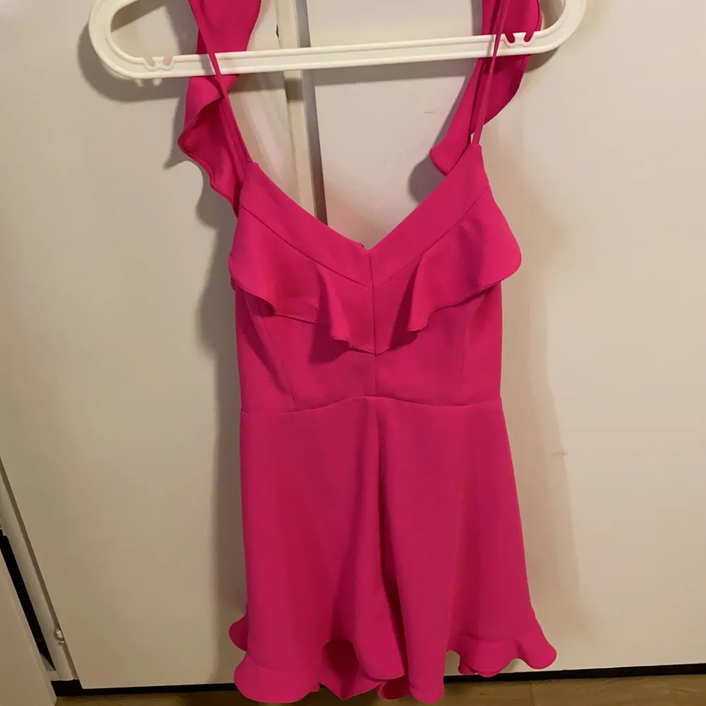 En fin klänning/shorts jumpsuit med jätte fin chock rosa färg, sitter jätte fint med massor av detaljer fram och bak. . Klänningar.