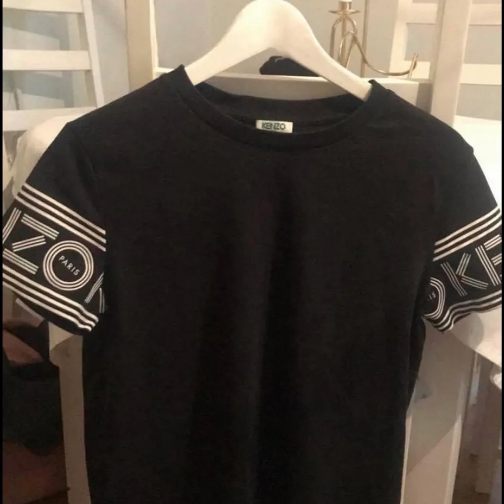 Använd tre tillfällen, köpt i Paris 2018. Strl S. Nypris var 1300 kr. Den är i superfint skick!. T-shirts.