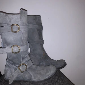 Fiorentini + baker boots - Oanvända fiorentini + baker boots i mocka och skinn, nytt pris 4000kr