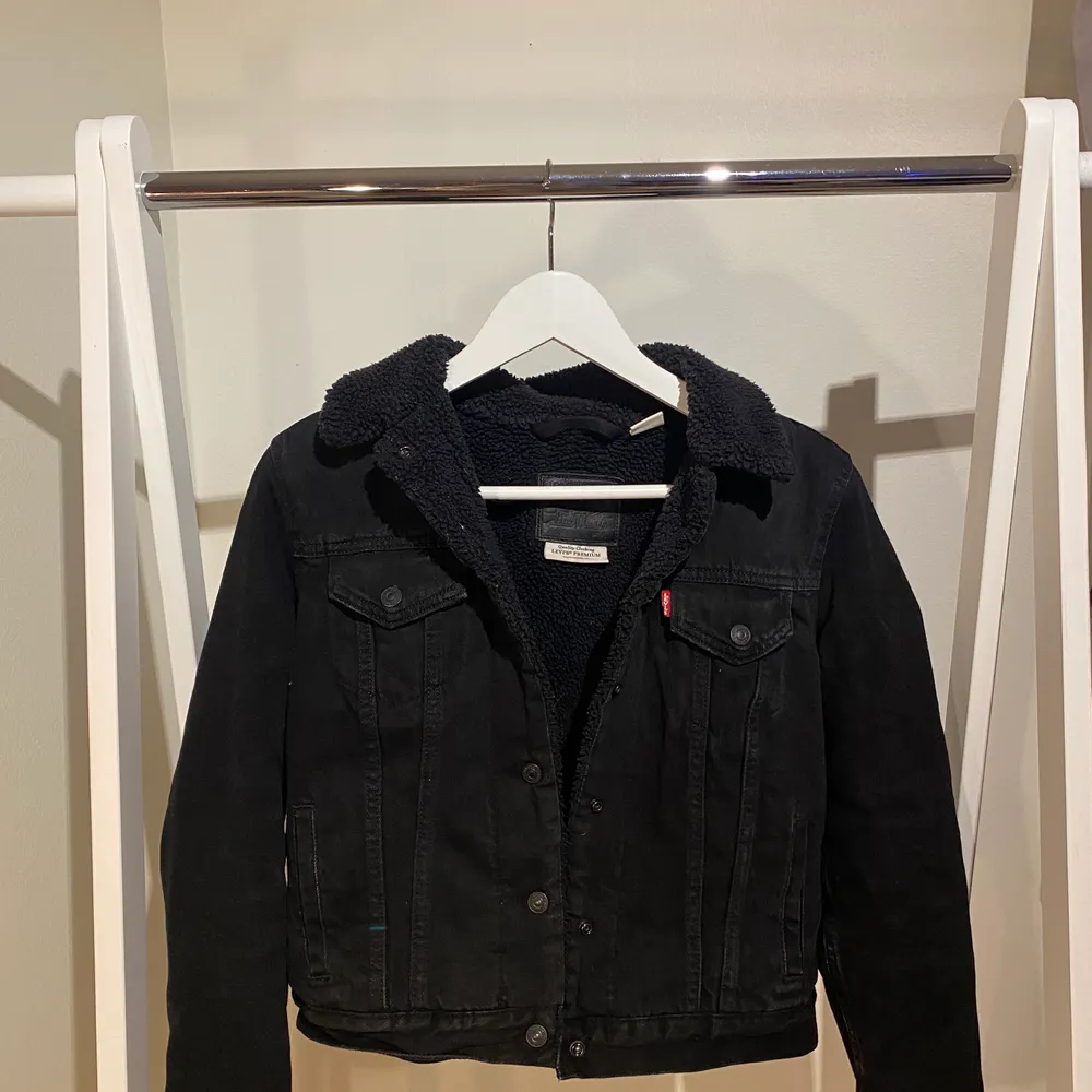 En svart jeans jacka från Levis med lurv. Andvänd få gånger! Nypris 1300kr säljer för 700kr.. Jackor.
