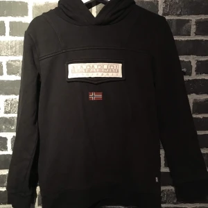 Napapijr hoodie  - Hej! Säljer nu min killes kläder han inte har användning för💓 Köpt på JD sports i vintras för 800kr, 7,5/10 skick Inga fläckar.. Säljs för för 200kr