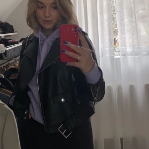 Weekday hoodie - Säljer min snygga hoodie från weekday i storlek xs (sitter som en S), kom gärna med egna bud💕