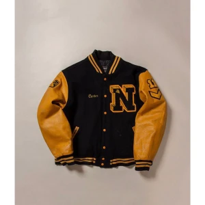 College Jacka / Varsity jacka - Intressekoll på min collegejacka, buda med minst 50kr mellan varje bud, är jag nöjd med priset säljer jag den.          Storleken är XL men sitter bra mig mig som är 178cm