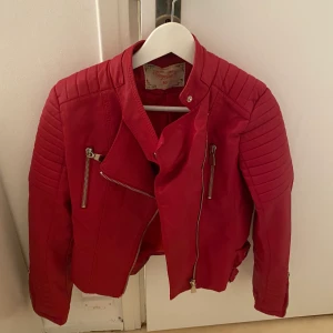 Röd skinnjacka  - Svin cool röd skinnjacka från ciquelle. Aldrig använd 