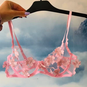 Underklädessett - Världens finaste underklädesset med 3d blommor. Finns i lila, rosa och blå. Fråga efter bild på trosan. Bh + trosa kostar 250kr. Mycket bra kvalité. Storlek medium men passar mer som en s. Bhn passar mig som har 75b men kan passa både större och mindre💕