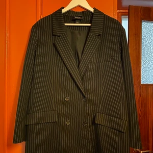 Overzied kavaj - Jättefin kavaj från monki som knappt är använd. Kan användas som en klänning om man så önskar! 