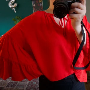 WEEKDAY STL. M - Använd bara en gång! Fint skick. Köparen betalar för frakten.