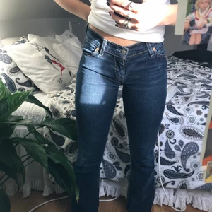 Levis jeans storlek W27 L32 - Super sköna Levis jeans med bootcut, jag är 166 och de går enda ner till hälen på mig. Som man kan se på bilden är dem rättså tajta på mig skulle gissa att dem skulle passa som xs-s mest s. De har en liten slitning längst ner på höger sida men en större slitning på vänstra som gör att de ser lite snyggare ut