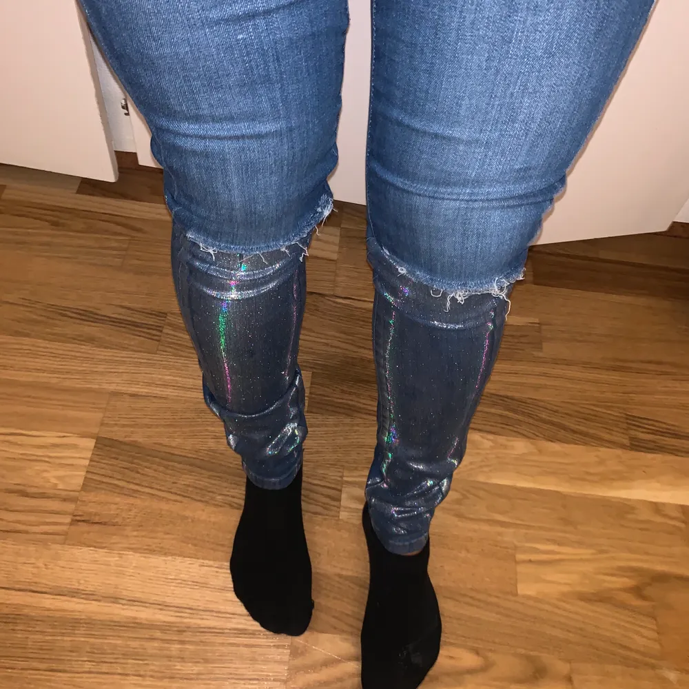 Snygga guess jeans i storlek 26. Häftiga detaljer med hål i knäna och ”glitter” nedtill. (Nypris ca 1000kr). Knappt använda! . Jeans & Byxor.