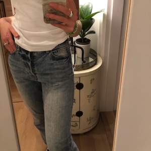 Ass snygga ljus blåa mom jeans. Varit lite ihoprullade och därför ser de lite skrynkliga ut på bild men det går lätt bort. 