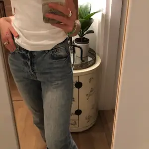Ass snygga ljus blåa mom jeans. Varit lite ihoprullade och därför ser de lite skrynkliga ut på bild men det går lätt bort. 
