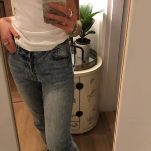 Mom jeans  - Ass snygga ljus blåa mom jeans. Varit lite ihoprullade och därför ser de lite skrynkliga ut på bild men det går lätt bort. 